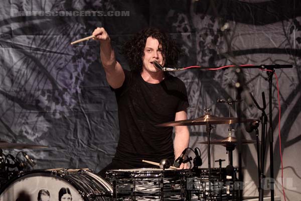 THE DEAD WEATHER - 2009-06-29 - PARIS - La Cigale - John Anthony Gillis [Jack White]